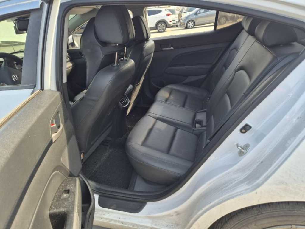 HYUNDAI Avante - Vista 12