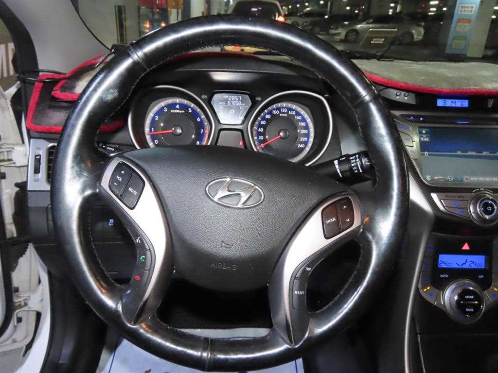 HYUNDAI Avante - Vista 6