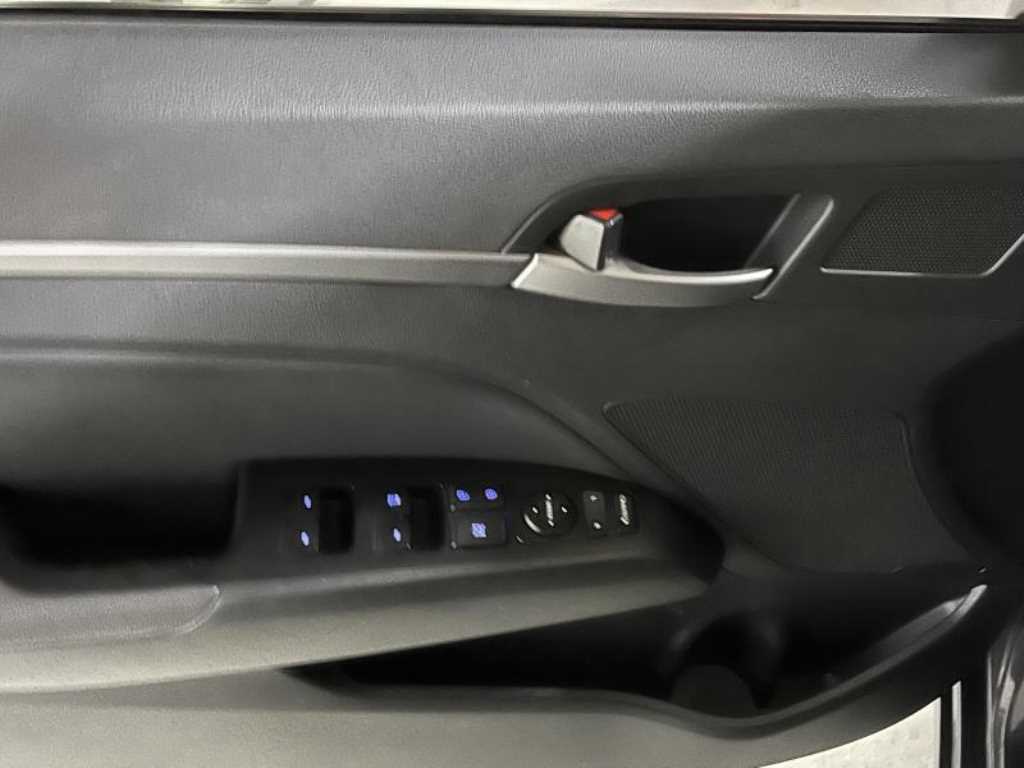 HYUNDAI Avante - Vista 12