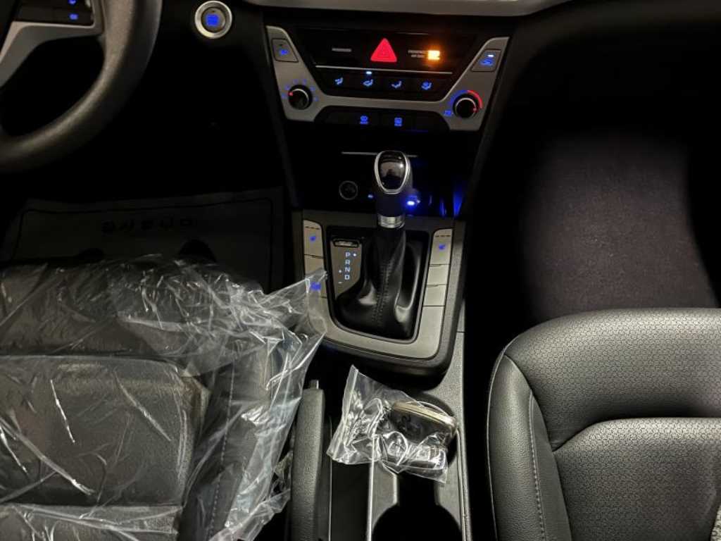 HYUNDAI Avante - Vista 9