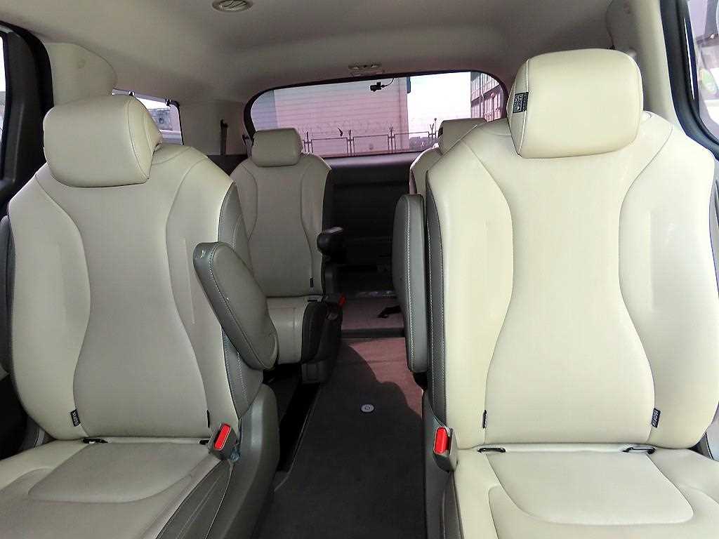 KIA Carnival - Vista 7