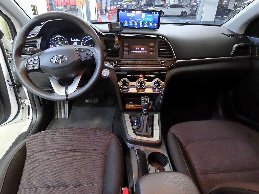 HYUNDAI Avante - Vista 10