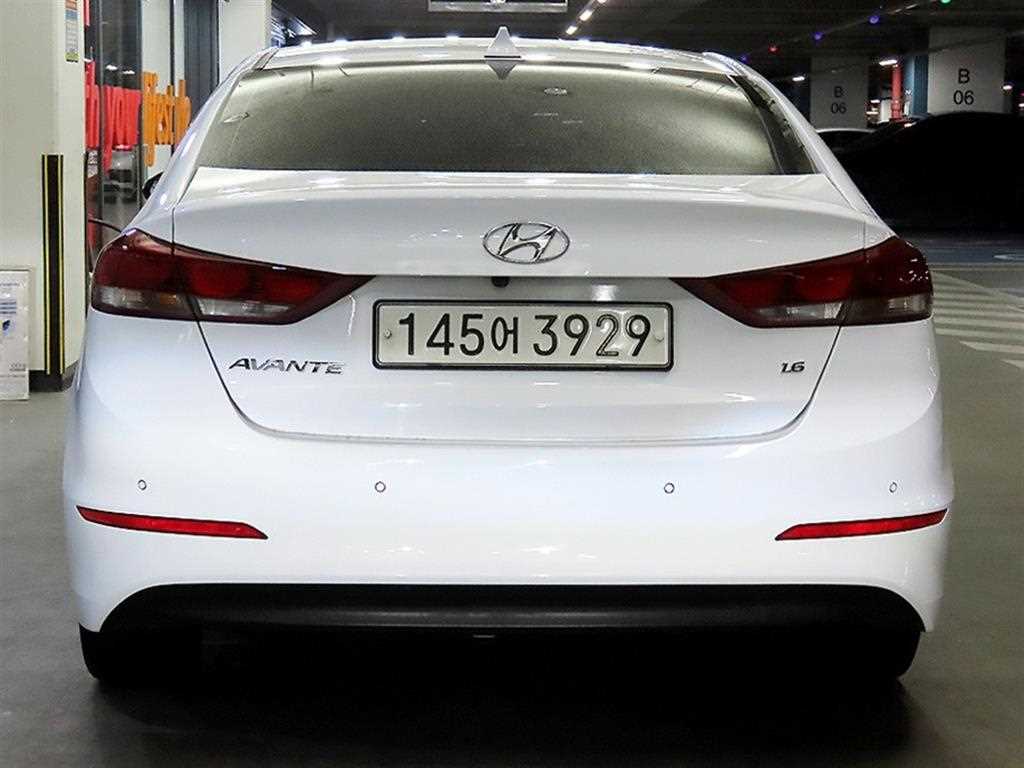 HYUNDAI Avante - Vista 5