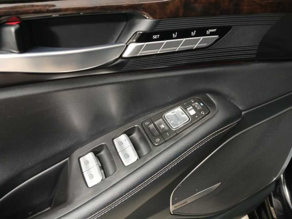 Genesis G90 - Vista 10