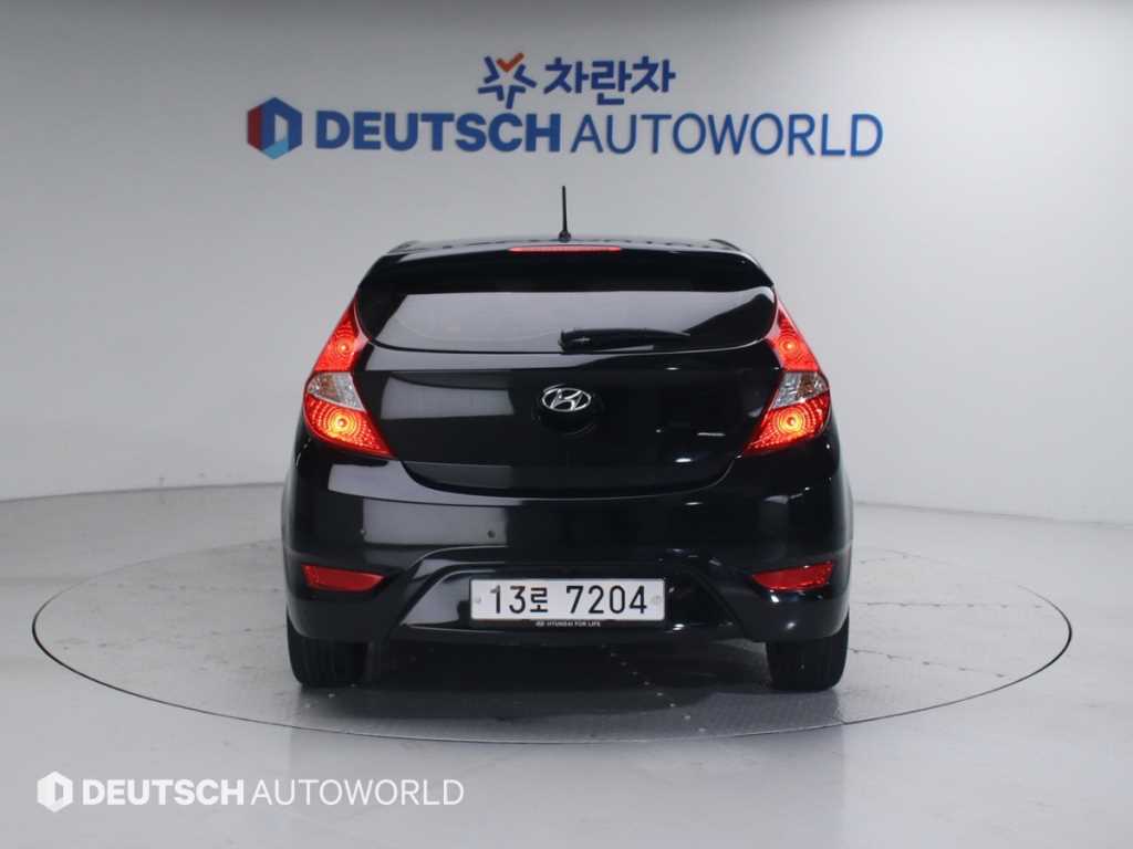 HYUNDAI Accent - Vista 4