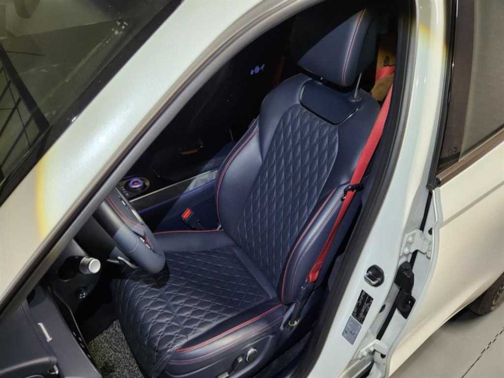 Genesis GV70 - Vista 8