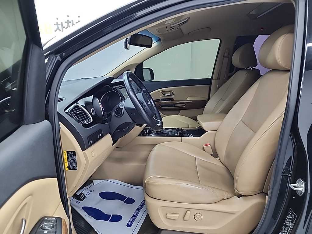 KIA Carnival - Vista 11