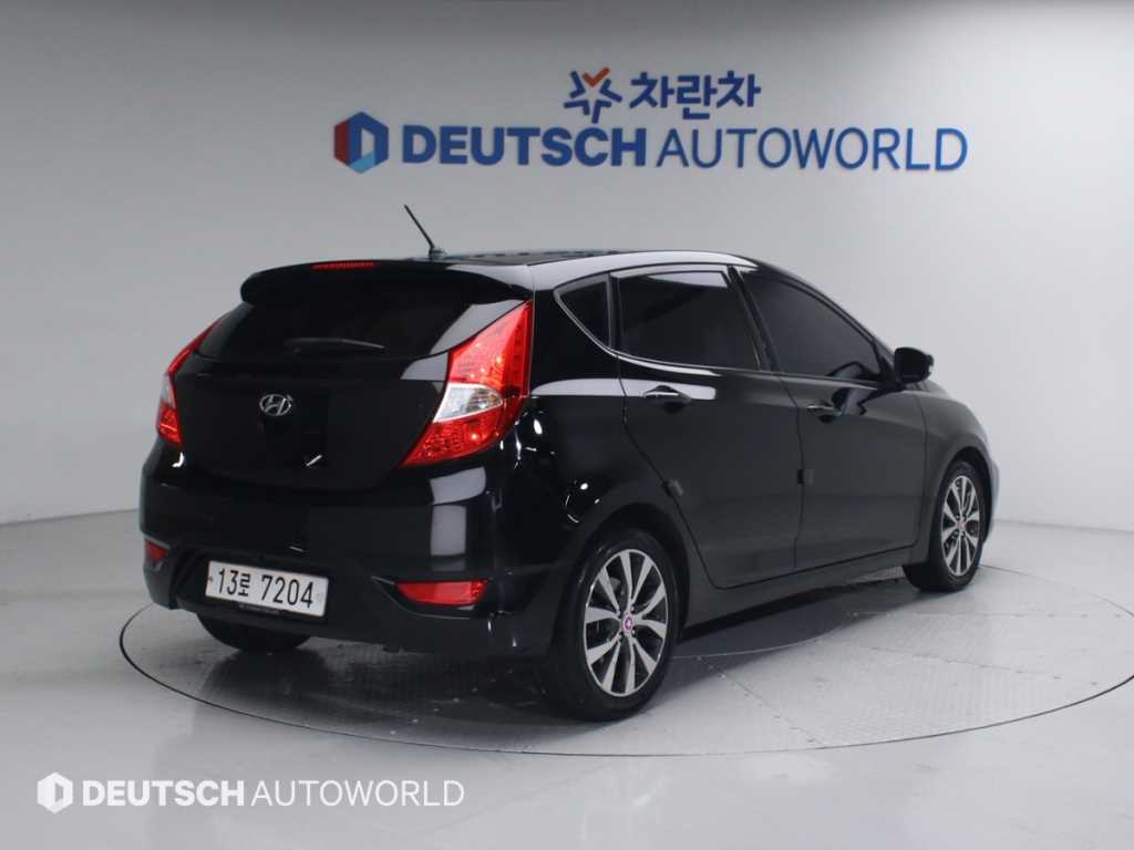 HYUNDAI Accent - Vista 2