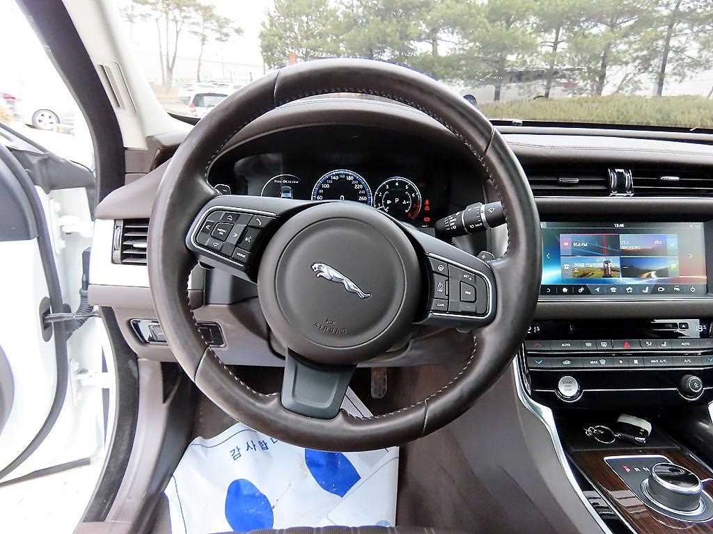 Jaguar XF - Vista 8