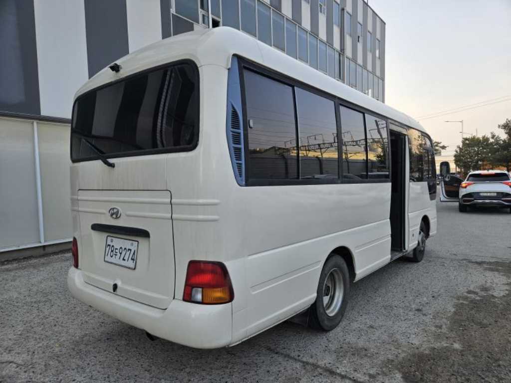 medium and large bus Hyundai bus - Vista 6