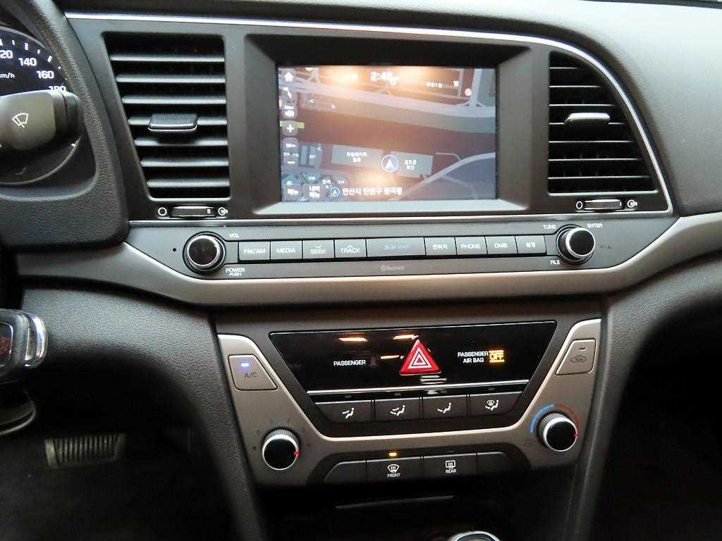 HYUNDAI Avante - Vista 10