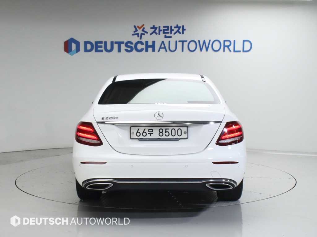 Mercedes Benz E class - Vista 4