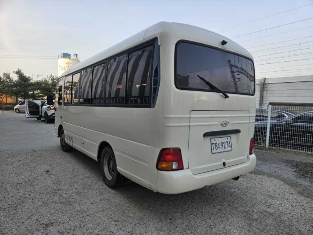 medium and large bus Hyundai bus - Vista 5