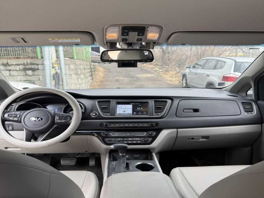 KIA Carnival - Vista 8