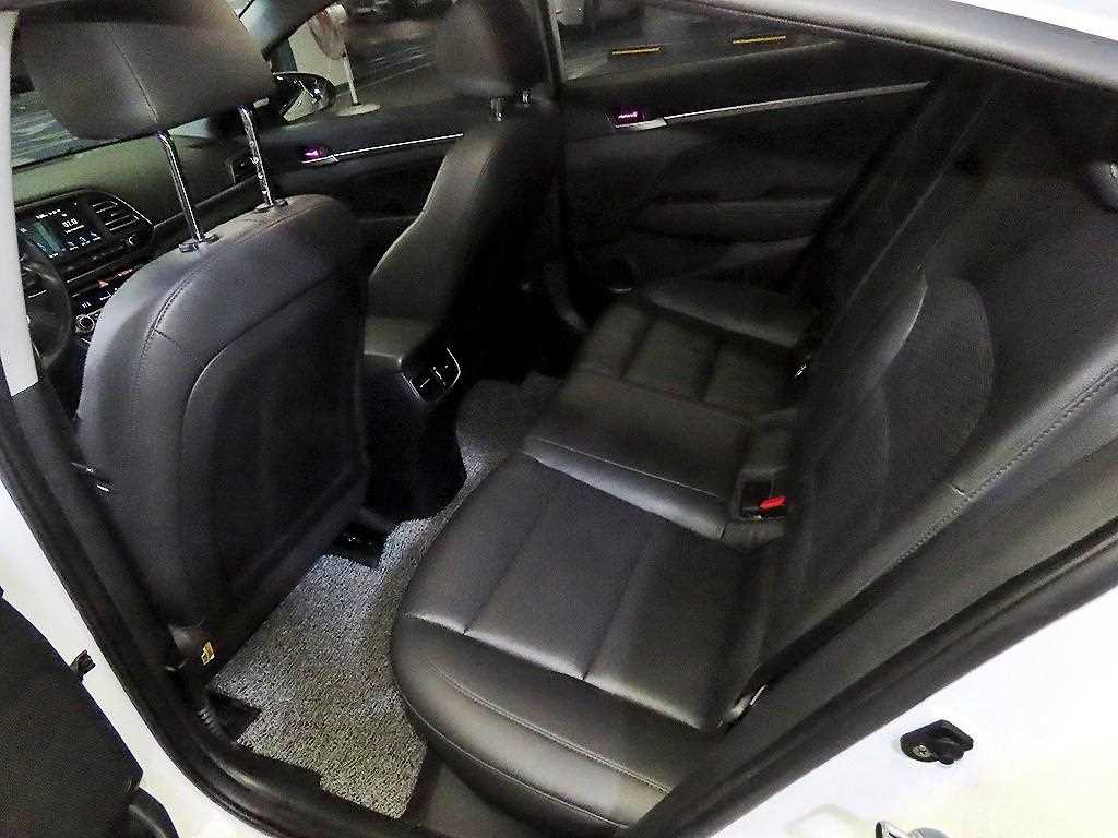 HYUNDAI Avante - Vista 7