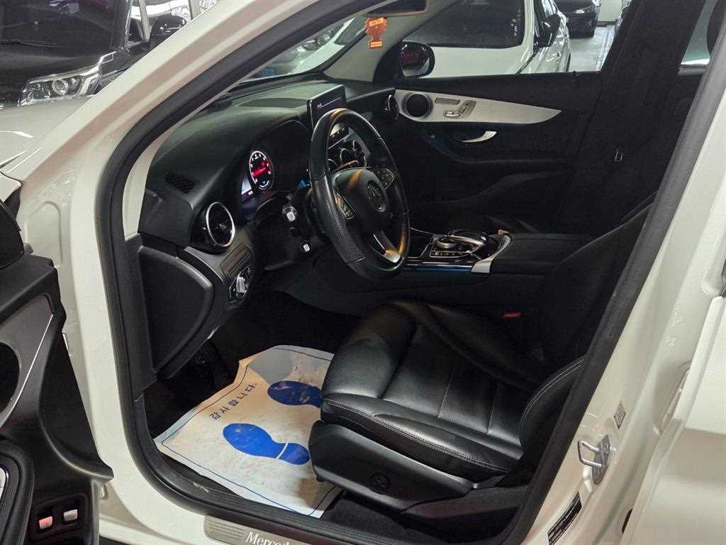 Mercedes Benz GLC Class - Vista 6