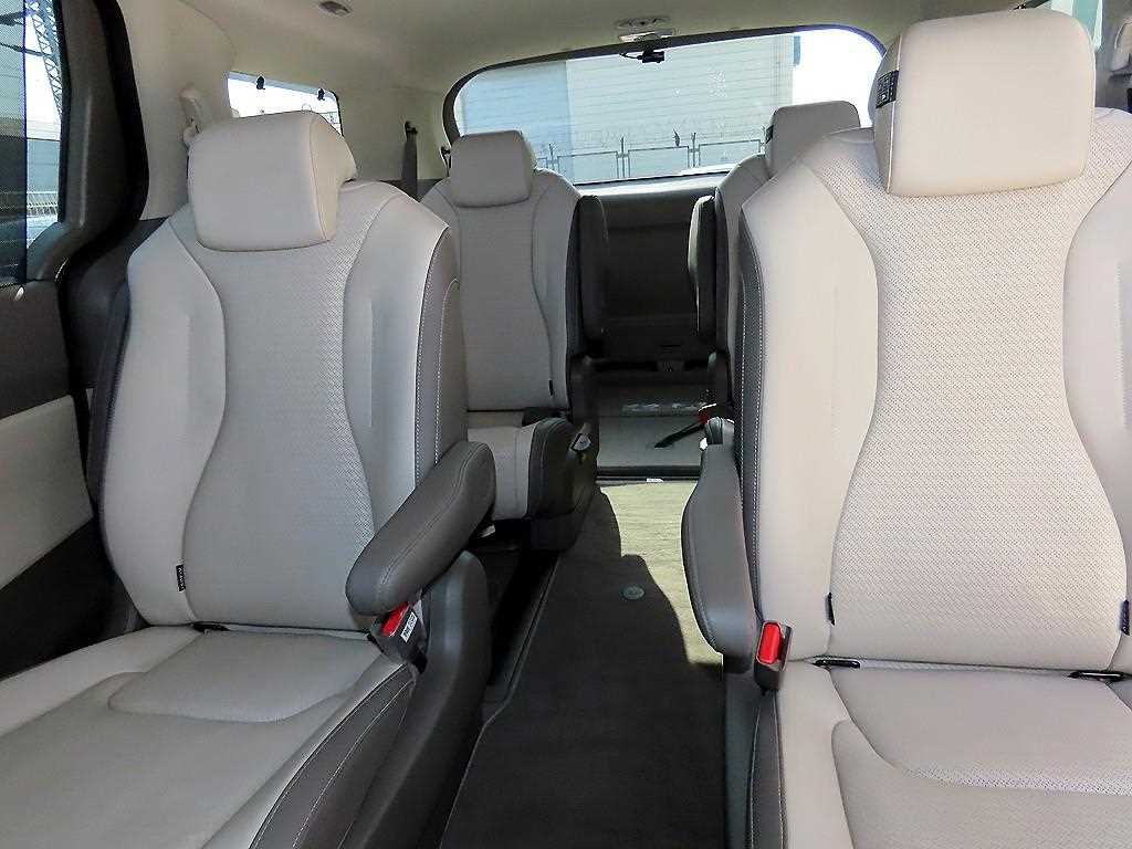 KIA Carnival - Vista 7