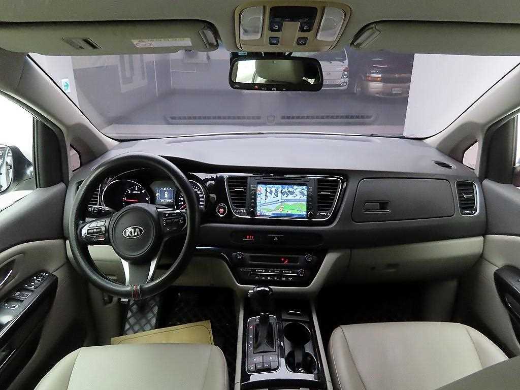 KIA Carnival - Vista 8