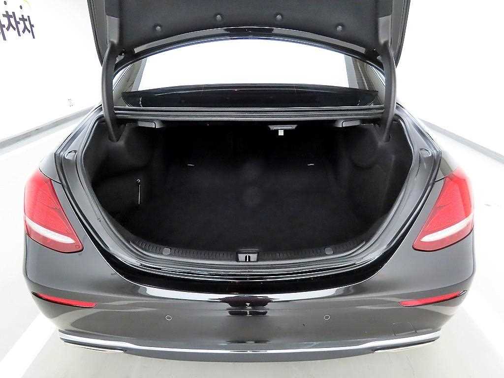 Mercedes Benz E class - Vista 5