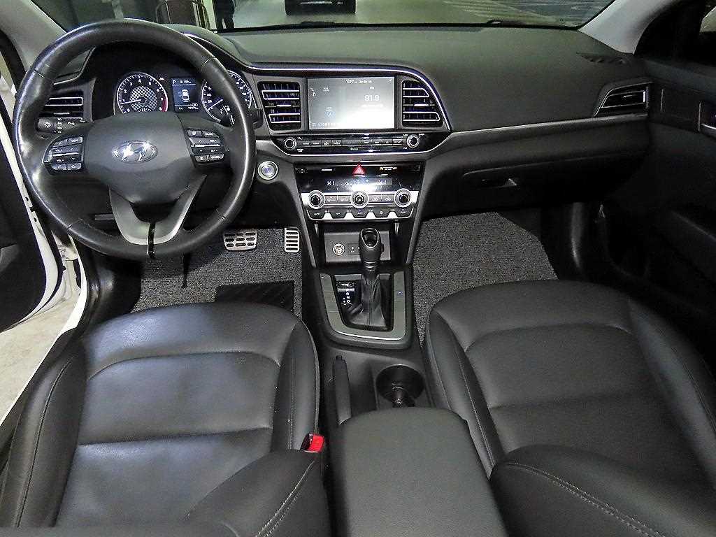 HYUNDAI Avante - Vista 10