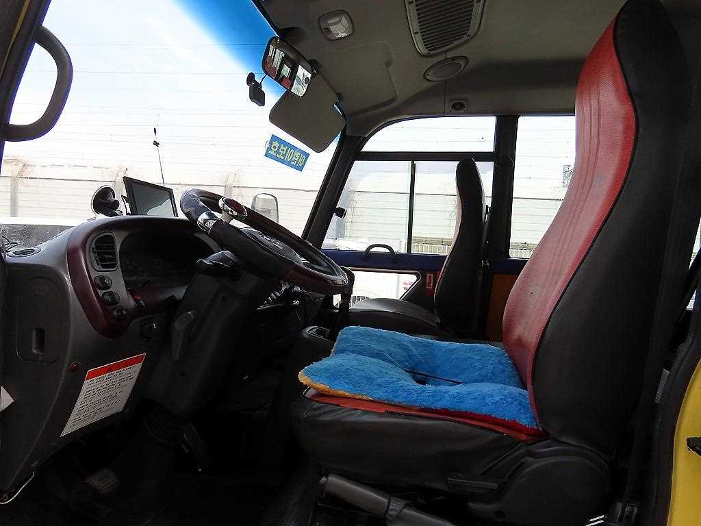 medium and large bus Hyundai bus - Vista 5