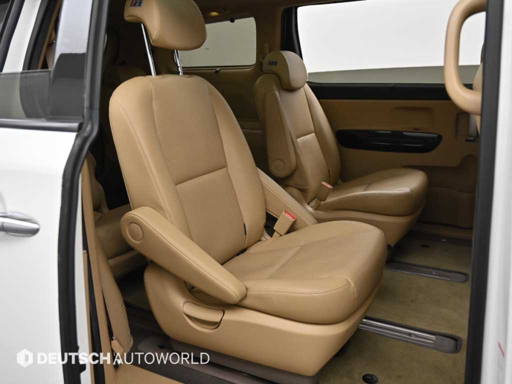 KIA Carnival - Vista 12