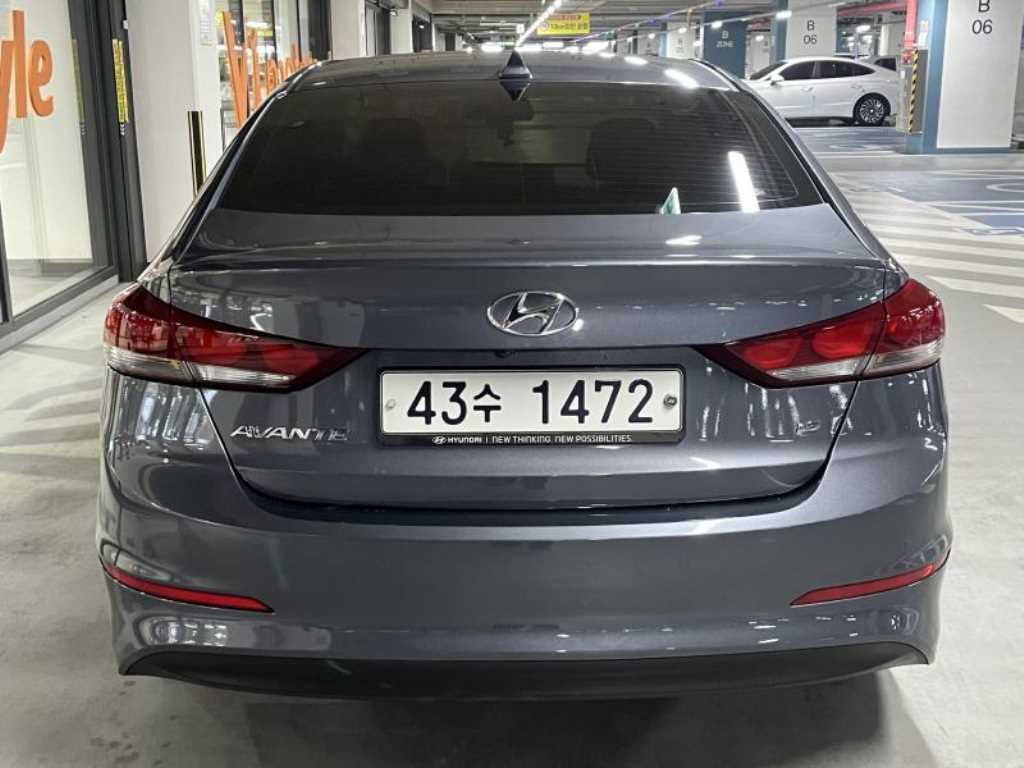 HYUNDAI Avante - Vista 5