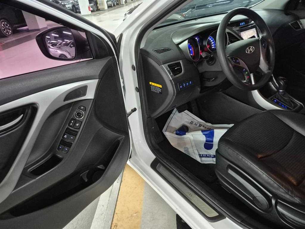 HYUNDAI Avante - Vista 11