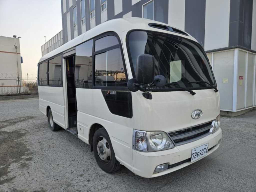 medium and large bus Hyundai bus - Vista 10