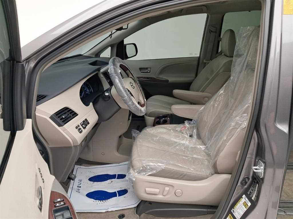 Toyota Siena - Vista 11