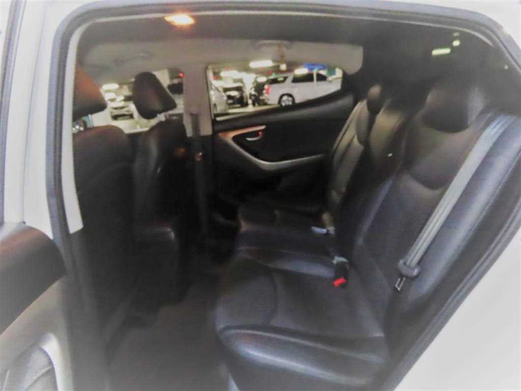 HYUNDAI Avante - Vista 10