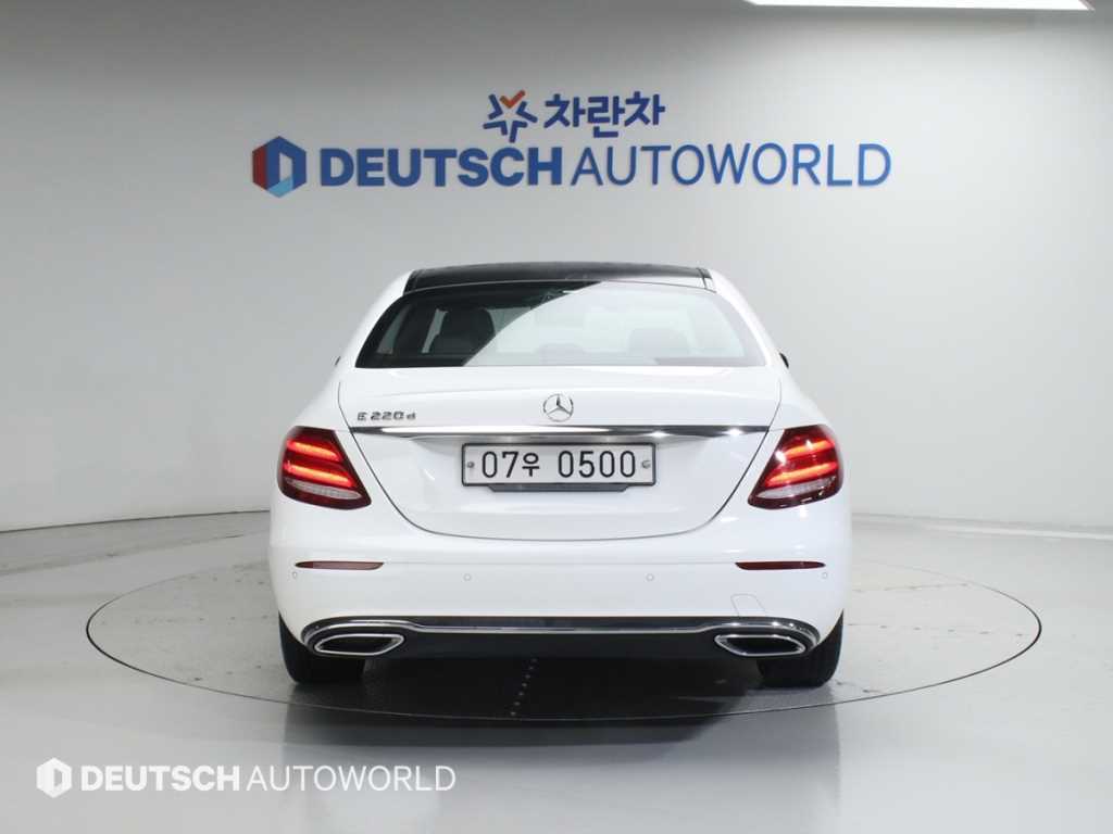 Mercedes Benz E class - Vista 4