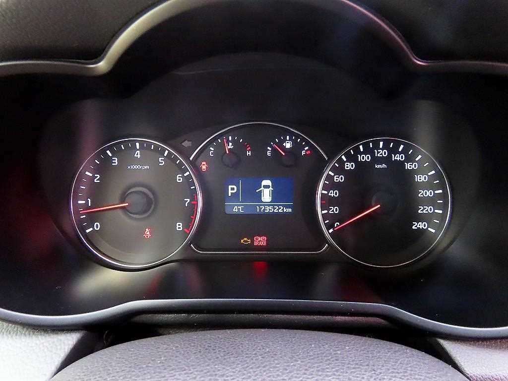 KIA Carens - Vista 9