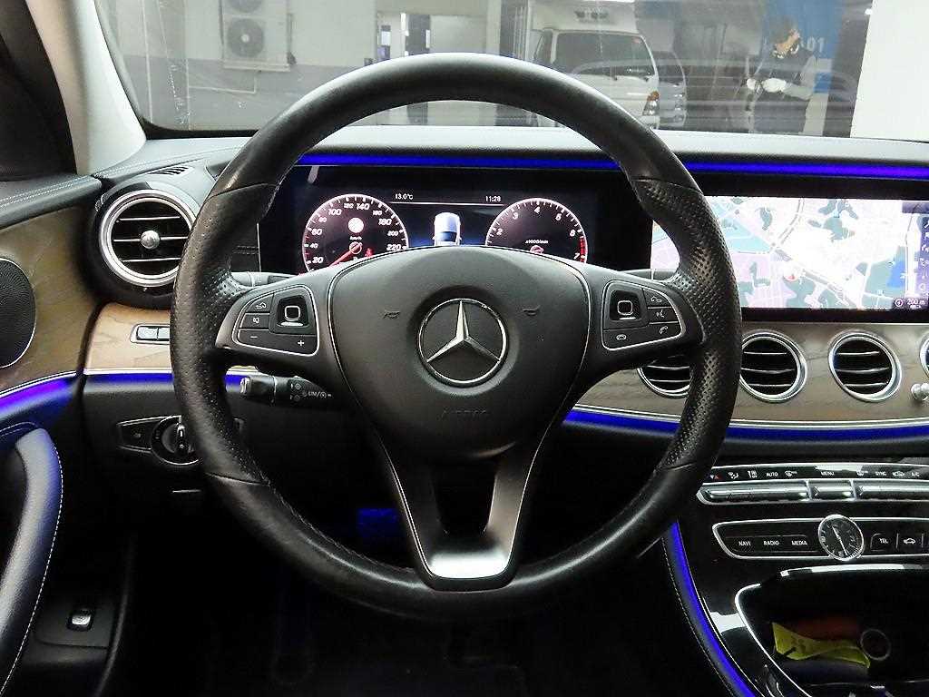 Mercedes Benz E class - Vista 7