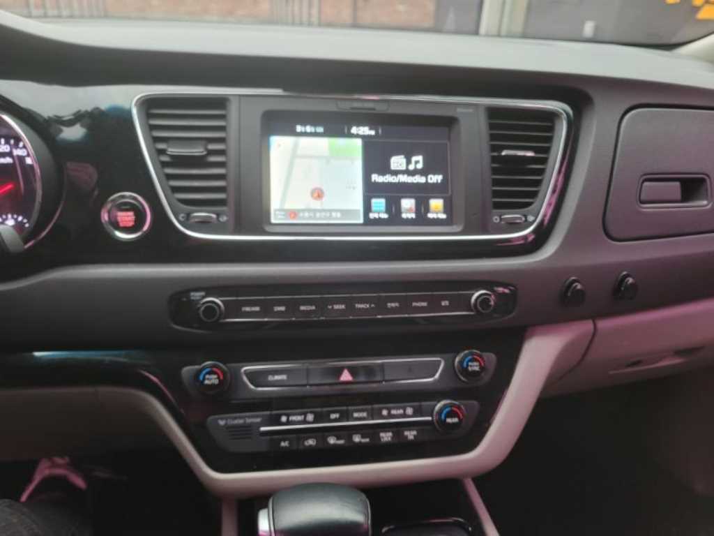 KIA Carnival - Vista 9