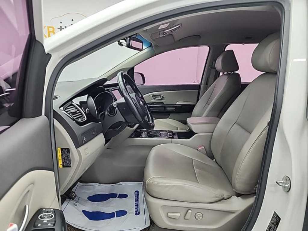 KIA Carnival - Vista 11