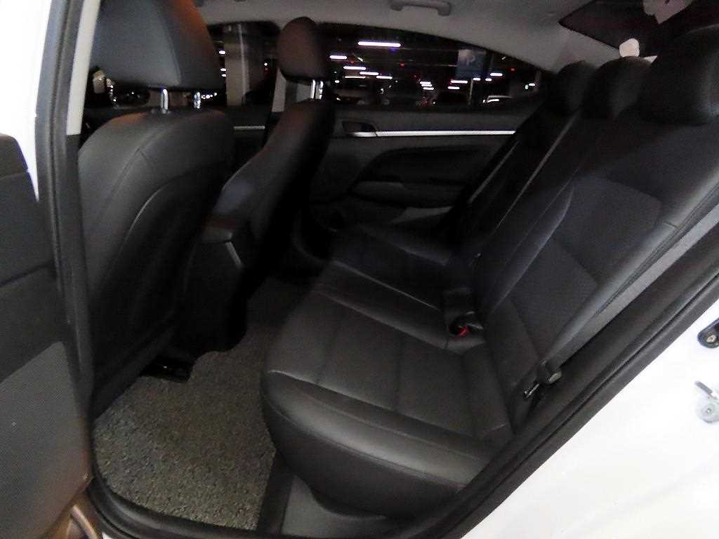 HYUNDAI Avante - Vista 7