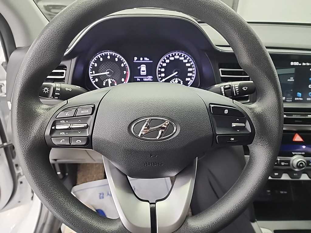 HYUNDAI Avante - Vista 9