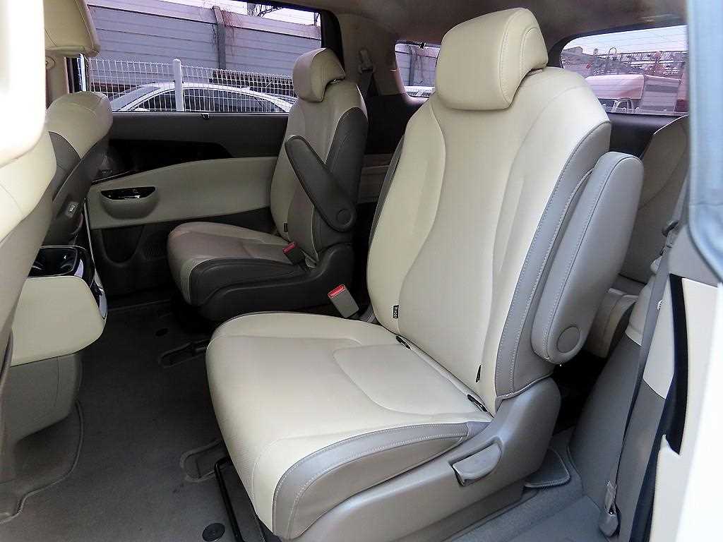 KIA Carnival - Vista 6