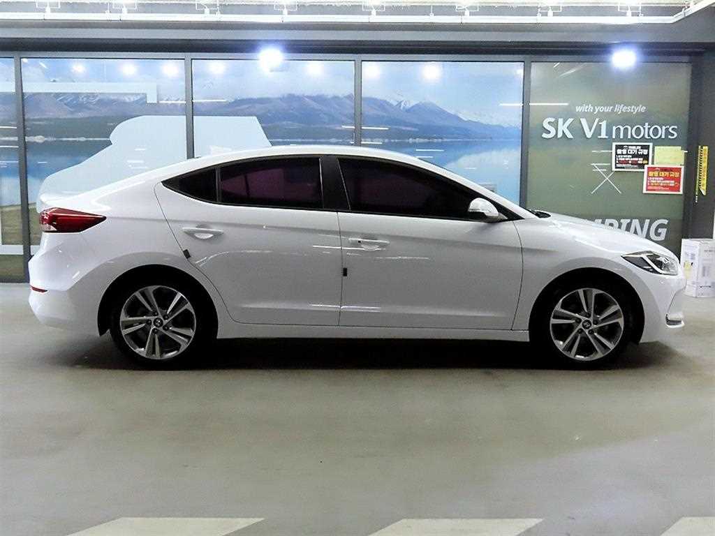 HYUNDAI Avante - Vista 3