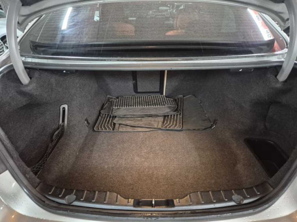 HYUNDAI Genesis - Vista 5