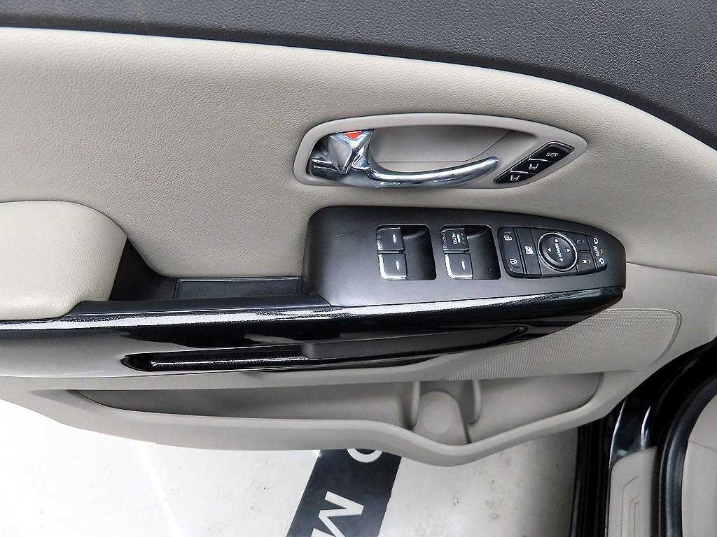KIA Carnival - Vista 11