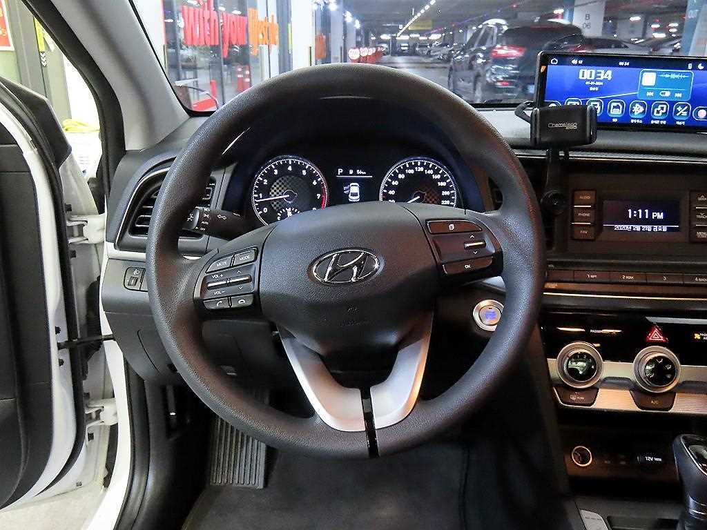 HYUNDAI Avante - Vista 8