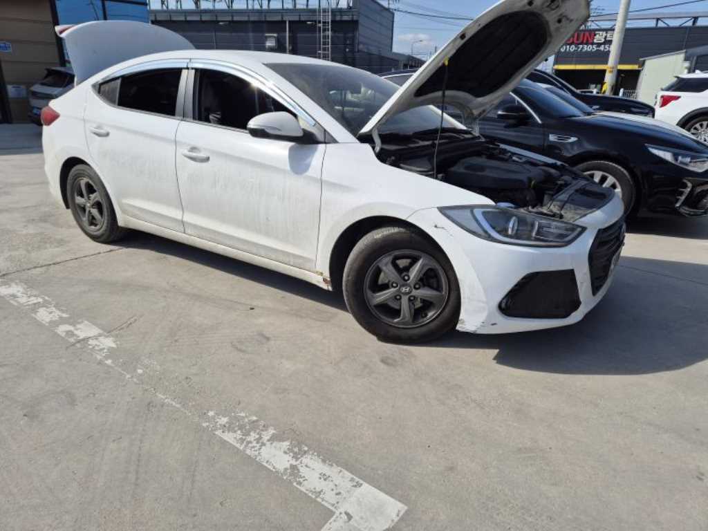 HYUNDAI Avante - Vista 2