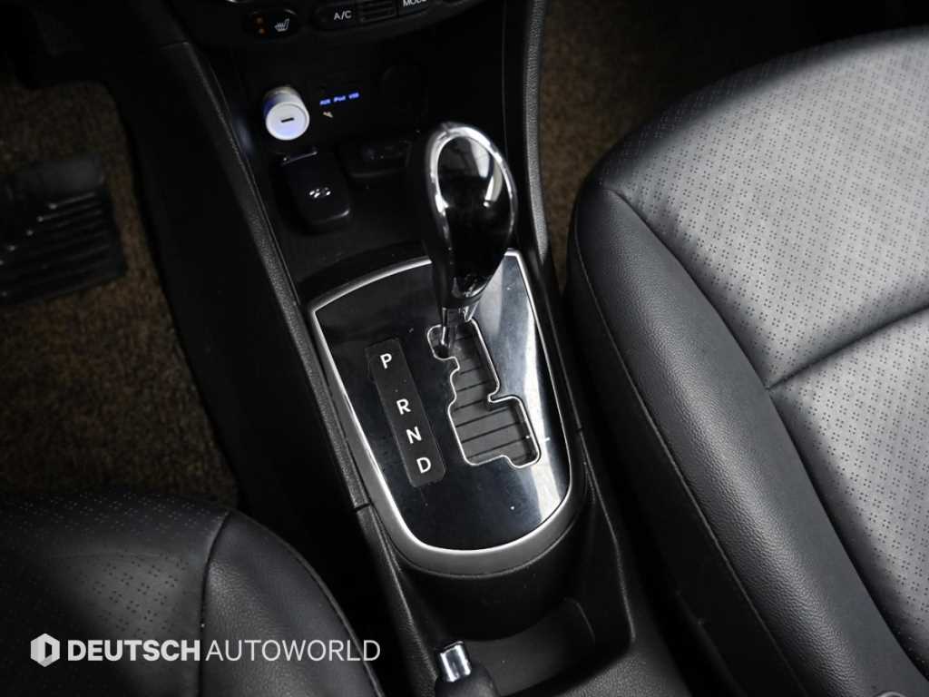 HYUNDAI Accent - Vista 9