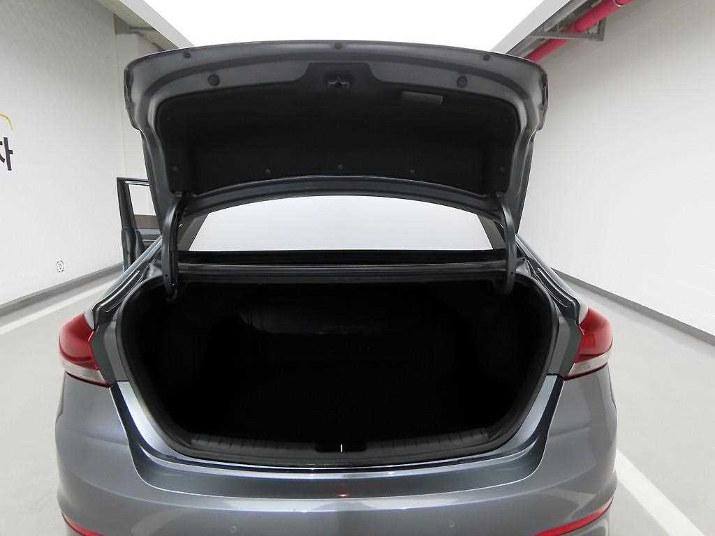 HYUNDAI Avante - Vista 5