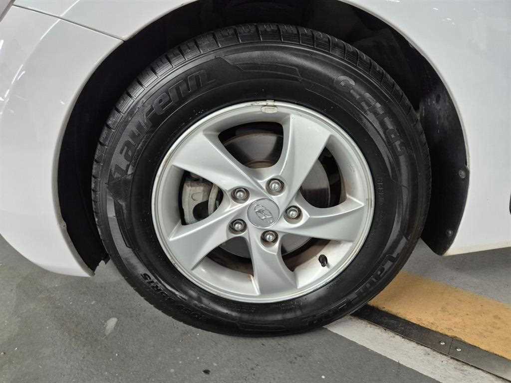 HYUNDAI Avante - Vista 5