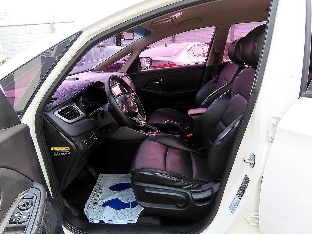 KIA Carens - Vista 5