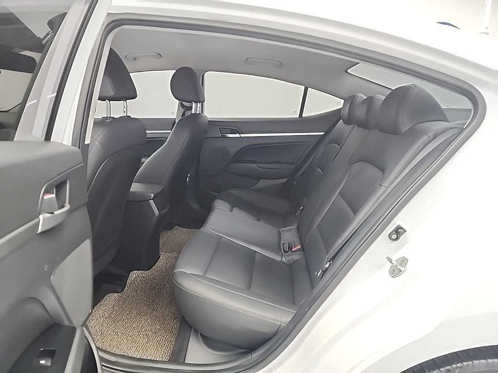 HYUNDAI Avante - Vista 12