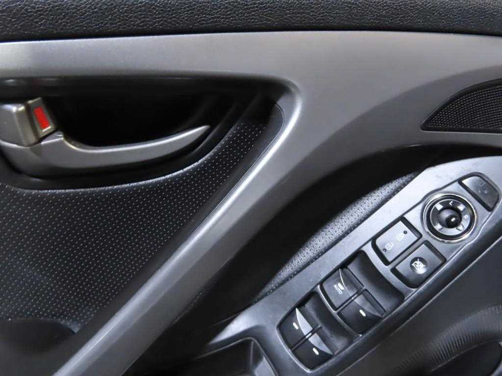 HYUNDAI Avante - Vista 11